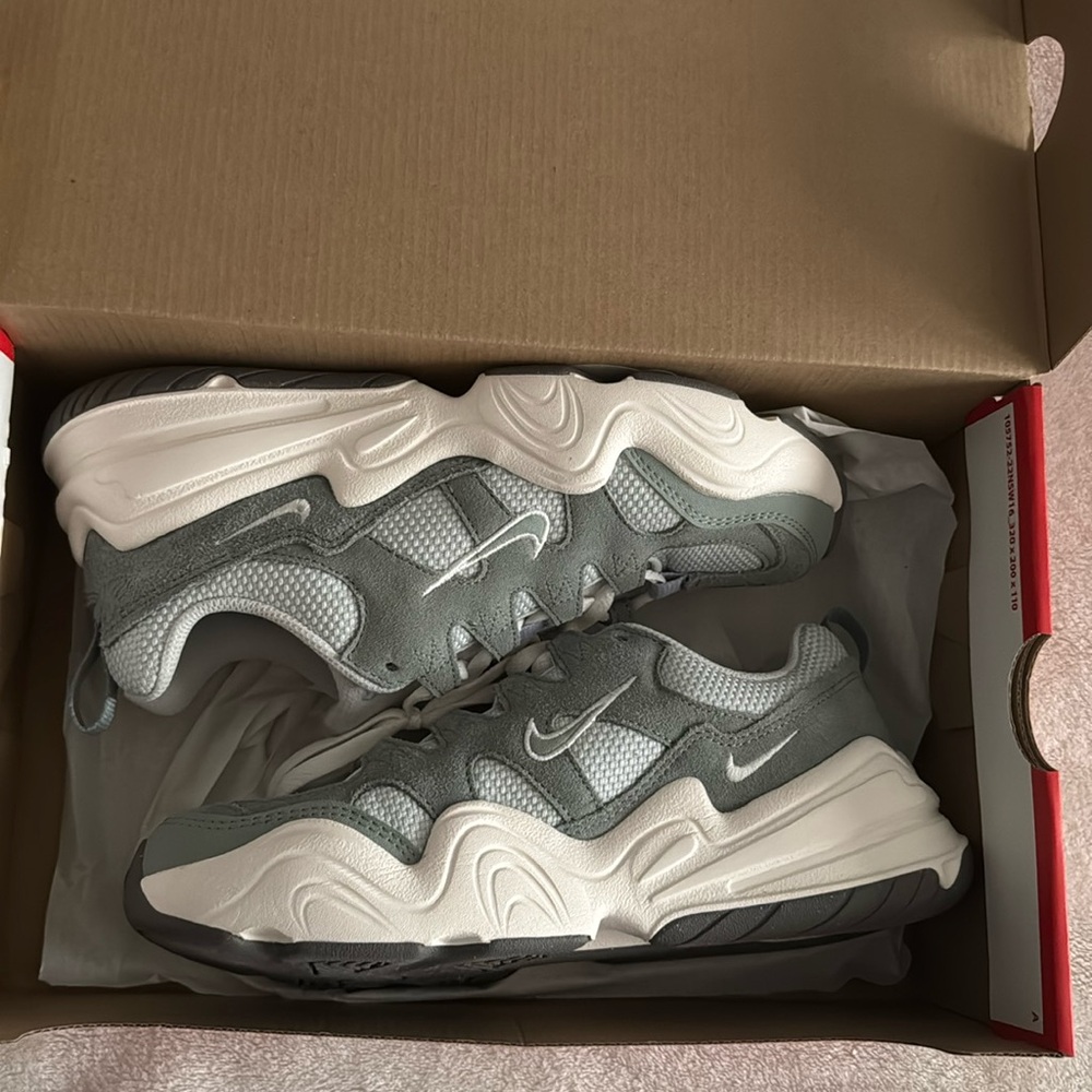 Light silver/mica green Nike Tech Hera sneakers size 6.5 women’s